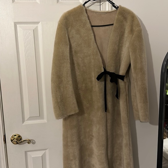 H and M fur coat - Picture 1 of 3